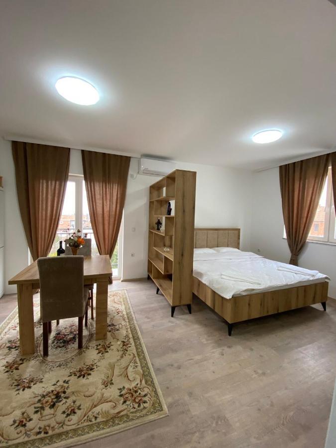 White Apartments Kosovo Polje Exteriör bild
