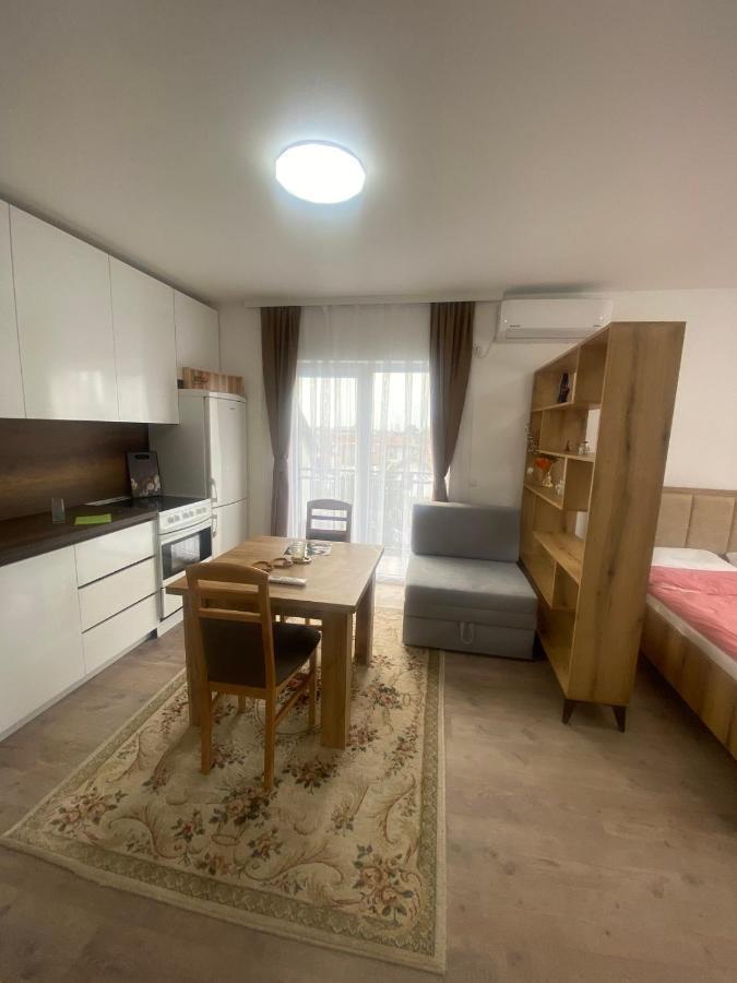 White Apartments Kosovo Polje Exteriör bild